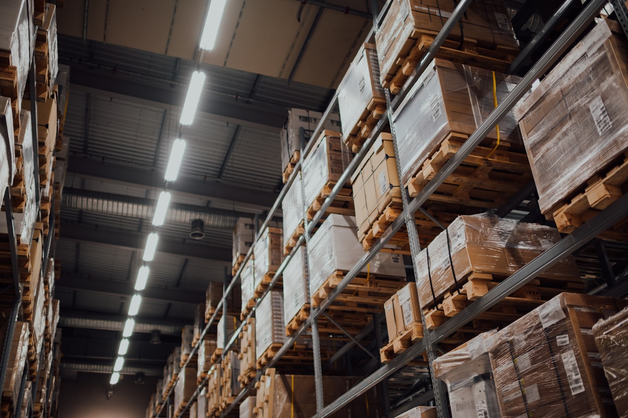 Logistik-Lagerhalle mit hohen Palettenregalen